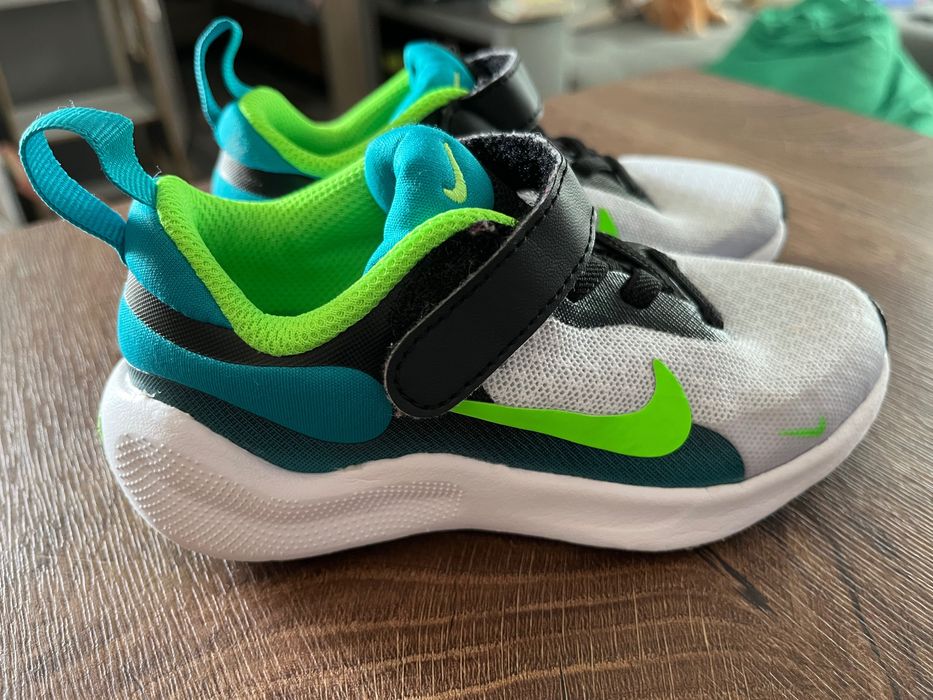 маратонки Nike 25