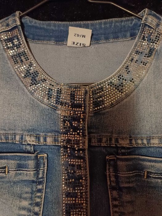 Дамско дънково яке с камъчета