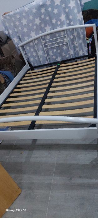 Pat metalic alb aproape nou dimensiune 200x140