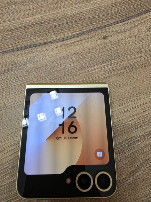 Samsung Galaxy Z flip 6 Gold