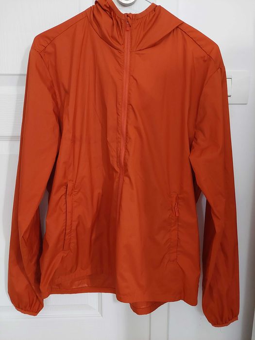 Jacheta rezistenta la vant