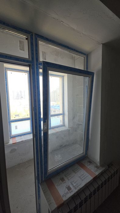 Окно на балконной с дверью