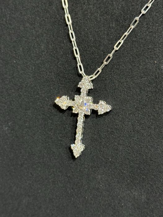 Cruce cu diamante naturale