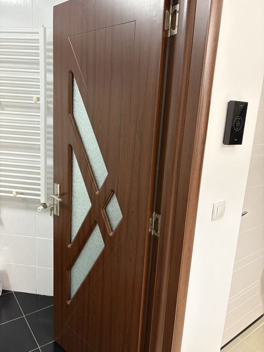 Vand 4 usi de aparttament