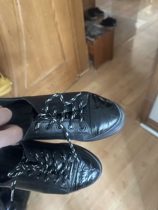 Кожаная школьная кроссовка и туфли