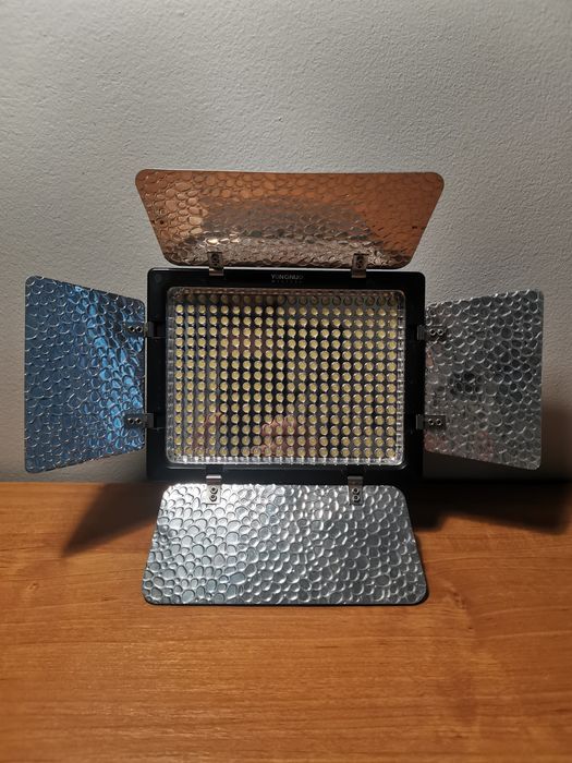 Накамерный видеосвет YN-300