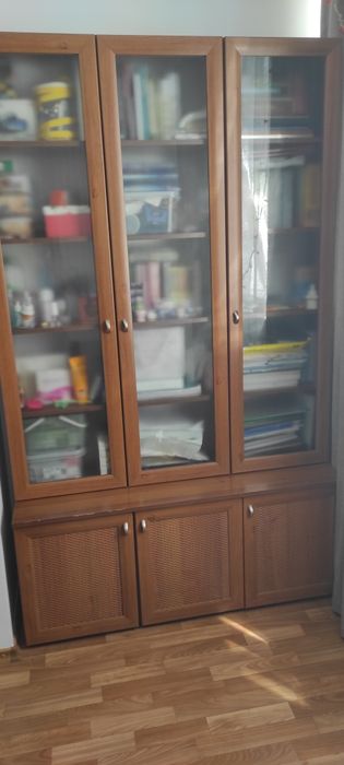 Продам шкаф книжный