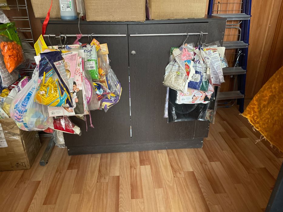 Продаю витрины и оборудование