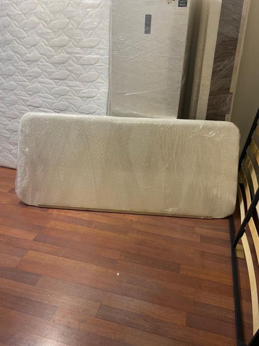 Продам кровать с белым изголовьем
