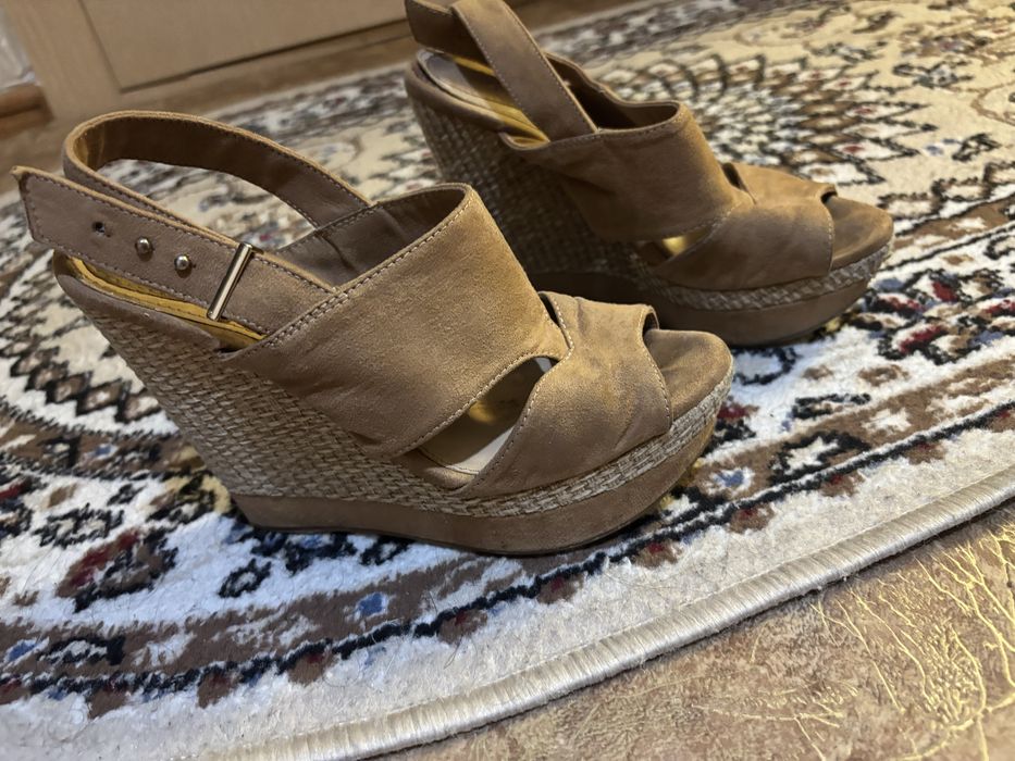 Отдам даром обувь 36 размера