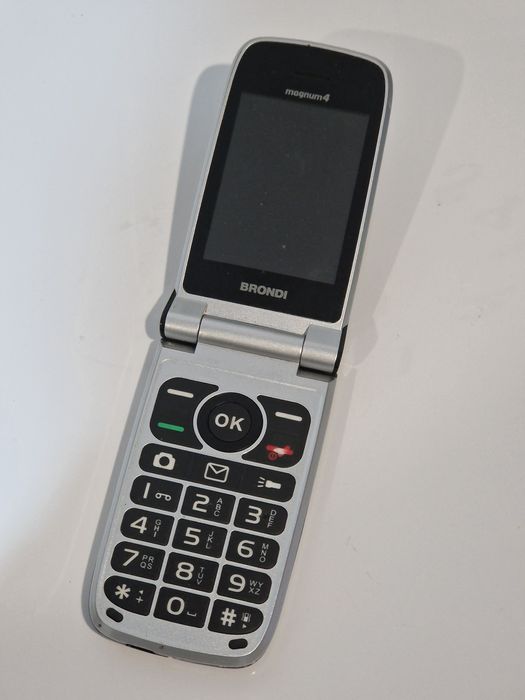 Telefon cu clapeta cu încărcător