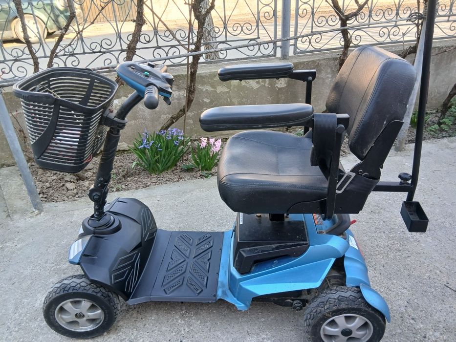 Scuter electric cu 4 roți  pentru persoane cu handicap