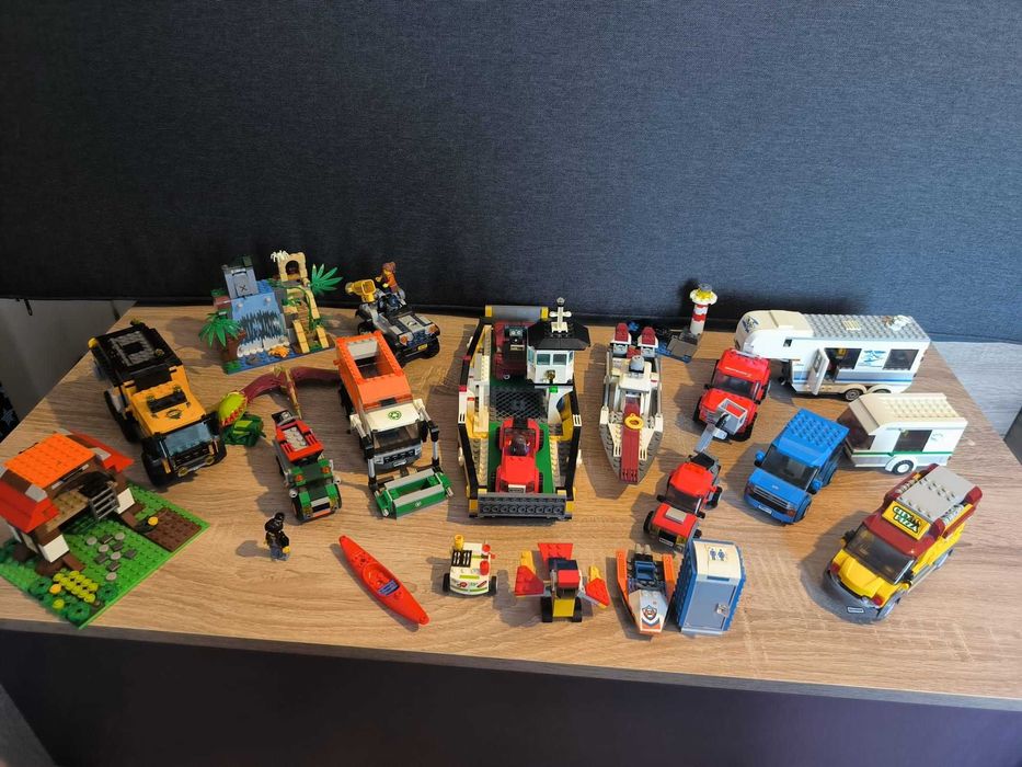 Lot mare LEGO City original – vehicule, rulotă, bărci, aventură