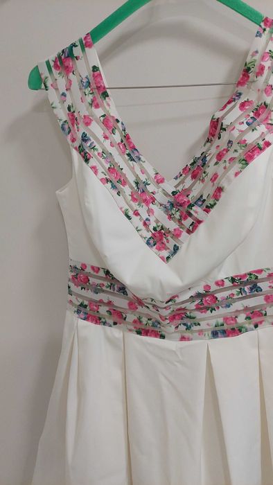 Бяла елегантна рокля с флорални мотиви