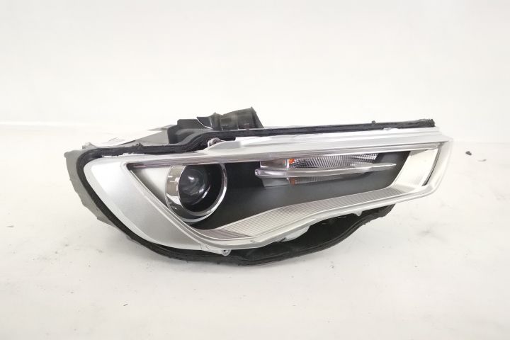 Десен фар Оригинален Ксенон Авариран Ауди А3 / Audi A3 8V Десен оригин