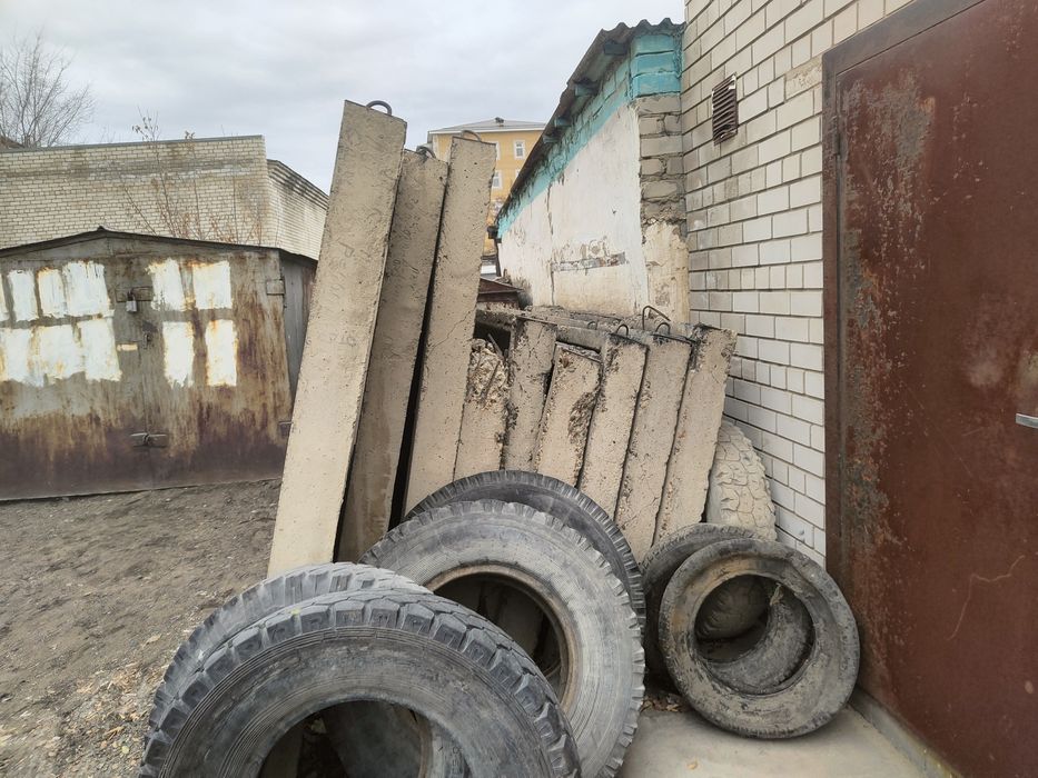 продам бетонные стаканы, плиты, блоки.