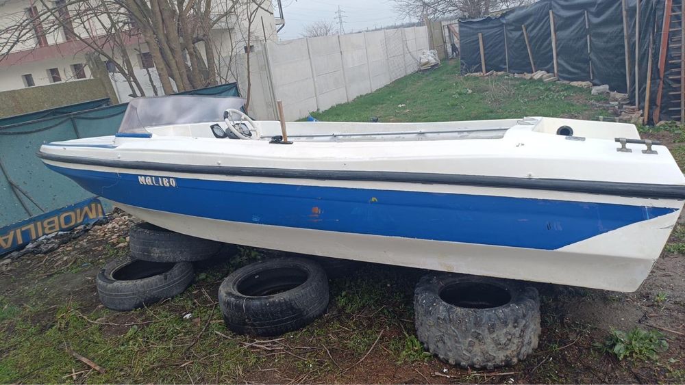 Barcă Malibu cu acte, 4,45 m, nu ia apă, ideală pentru restaurare