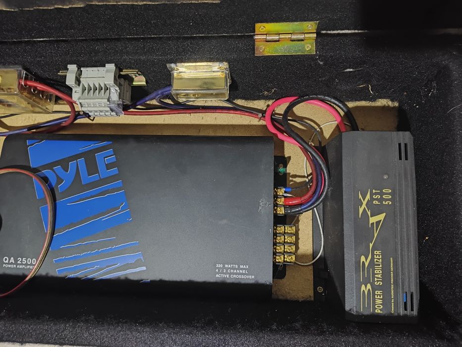 Автомобилна музика комплект усилватели / бушони / филтри / кабели