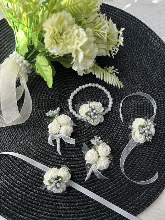 Сватбени бутониери.