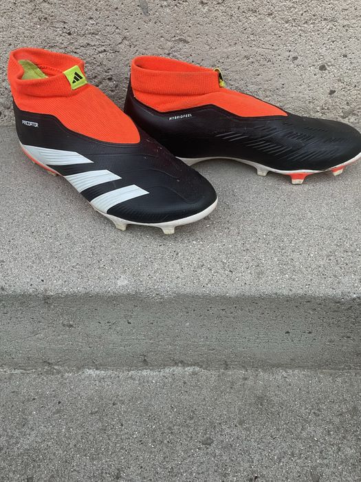 Бутонки adidas.