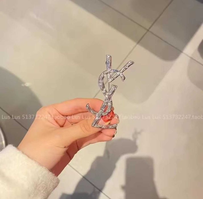 Broșă imitație YSL - argintie