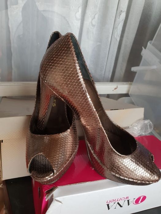 Pantof cu toc  de piele noi