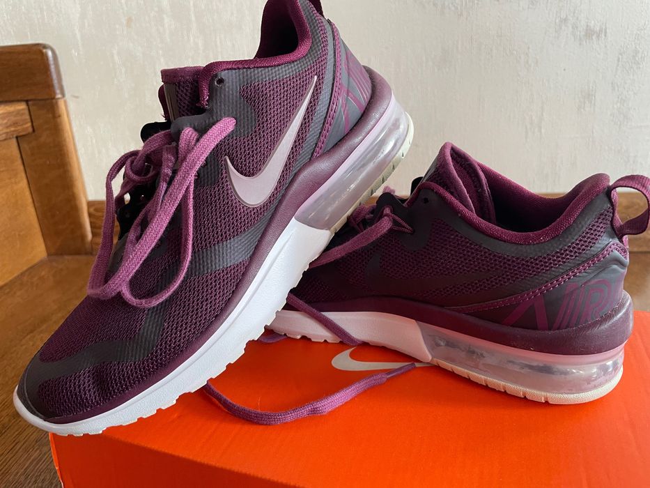 Adidas damă Nike AIRMAX