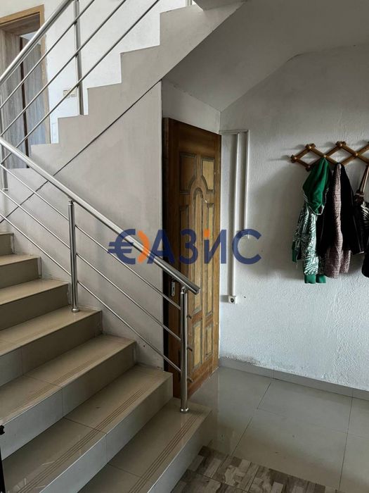 3-етажна къща в Свети Влас Инцараки с изглед към морето. Общ. къщи: