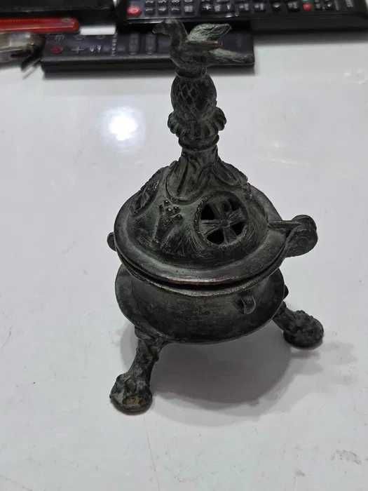 Lot vintage de 14 icoane si obiecte religioase