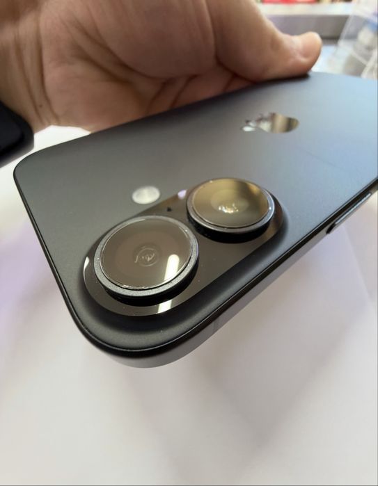 iPhone 16, 128GB, Черен – Отлично състояние, на 1 година