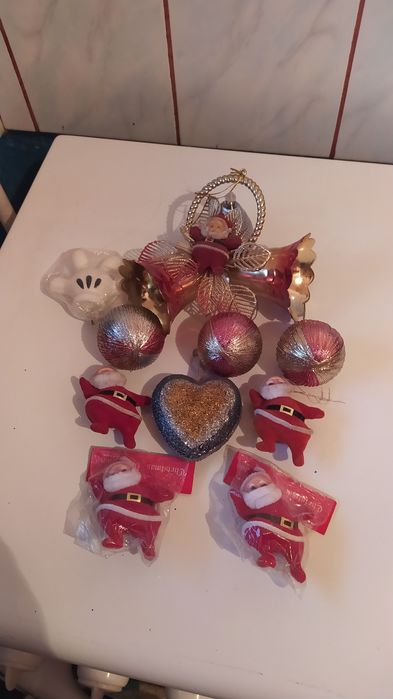 Vînd brad artificial de Crăciun și diferite ornamente