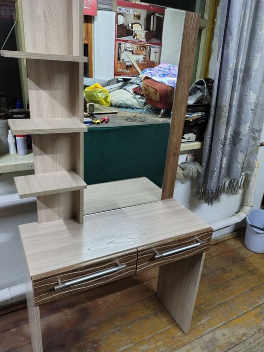 Продам тримо с зеркалом и полачками