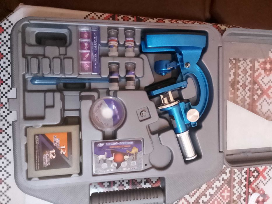 De vanzare Microscope de Luxe  100X,450X, 900X