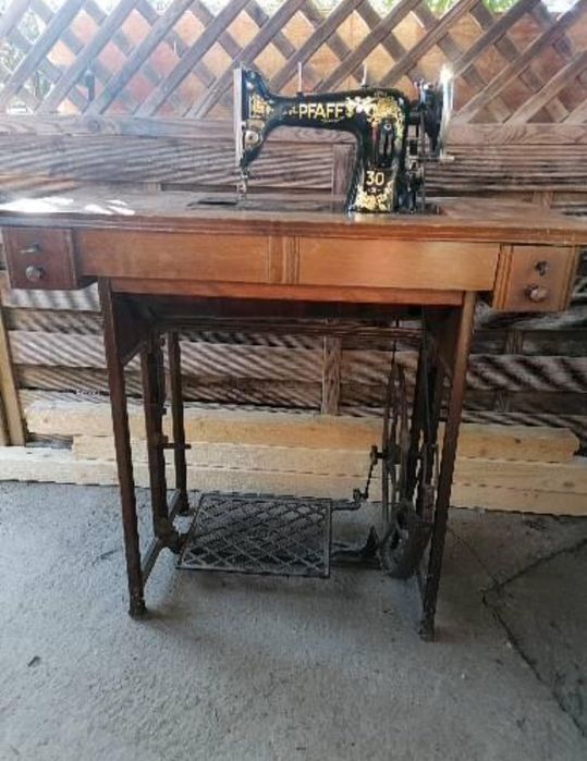 Mașina de cusut Pfaff vintage