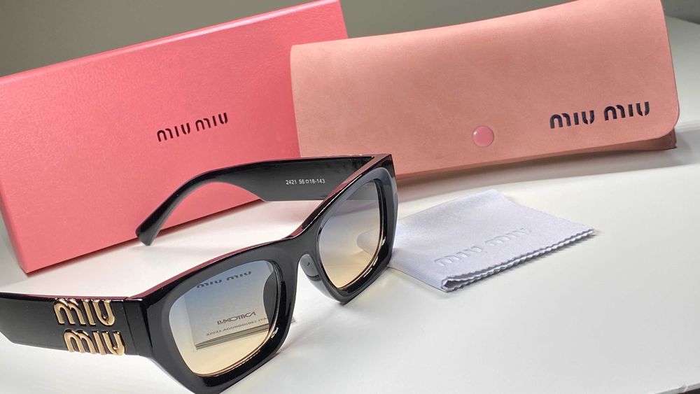 Ochelari de soare Miu Miu | accesorii incluse
