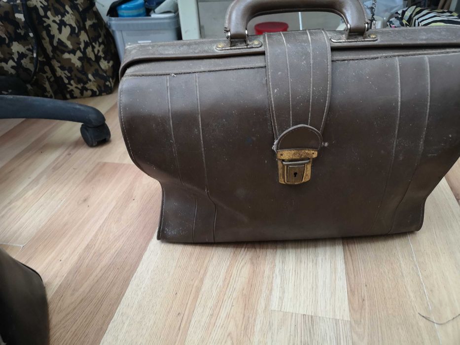 Продавам стари дипломатически чанти