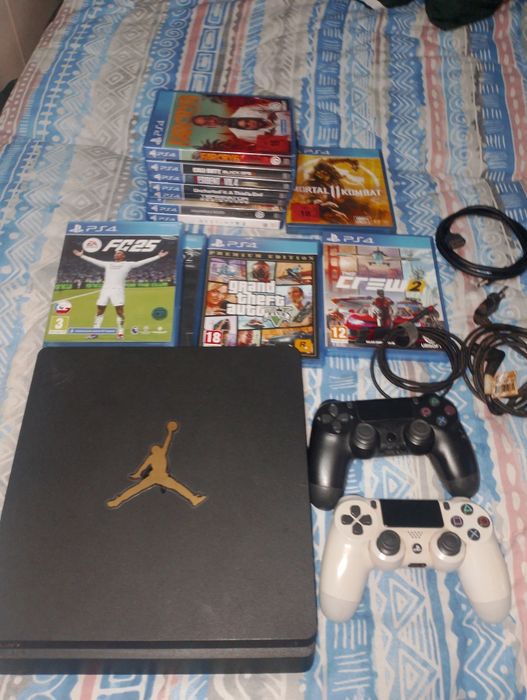 Vând PlayStation 4 cu 2 manete și 12    Negociabil  jocuri