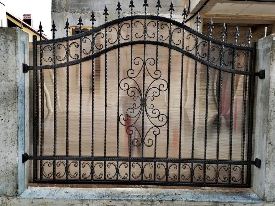 Porți, panouri de gard, balustrade din fier forjat.