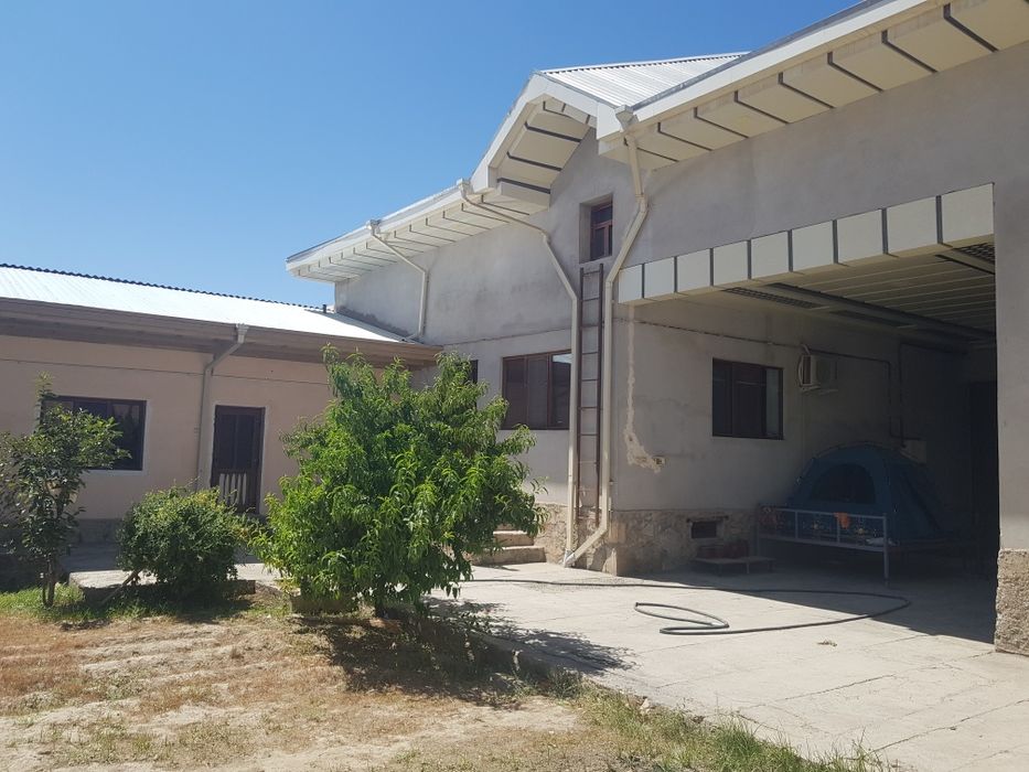 Навоий  Умид кургонида ховли срочно сотилади