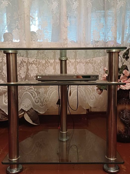 Стеклянная тумба прд телевизор.