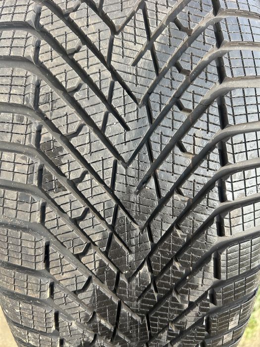 235 50 20 Pireli iarna dot 2024