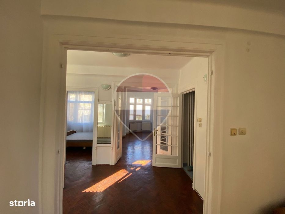 3 camere Centrul Vechi, vedere Calea Victoriei, clădire interbelică
