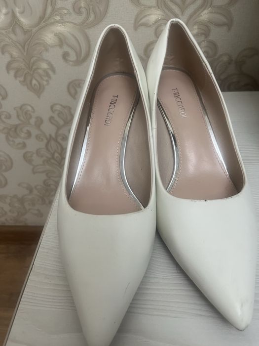 Продам туфли белые 39р