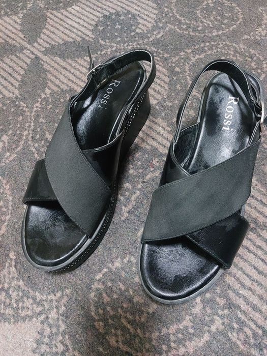 Босоножки чёрные