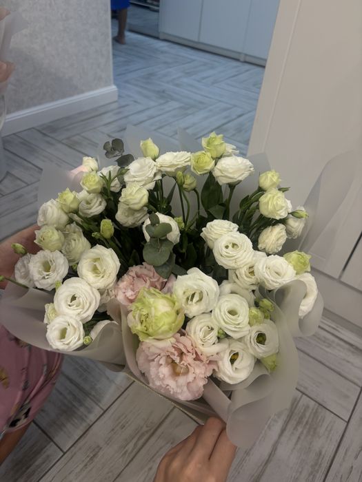 Нежный букет эустомы в подарочной коробке