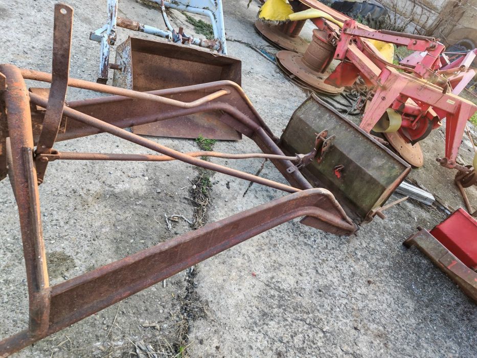 Încărcător în tiranți cu cupa- furci