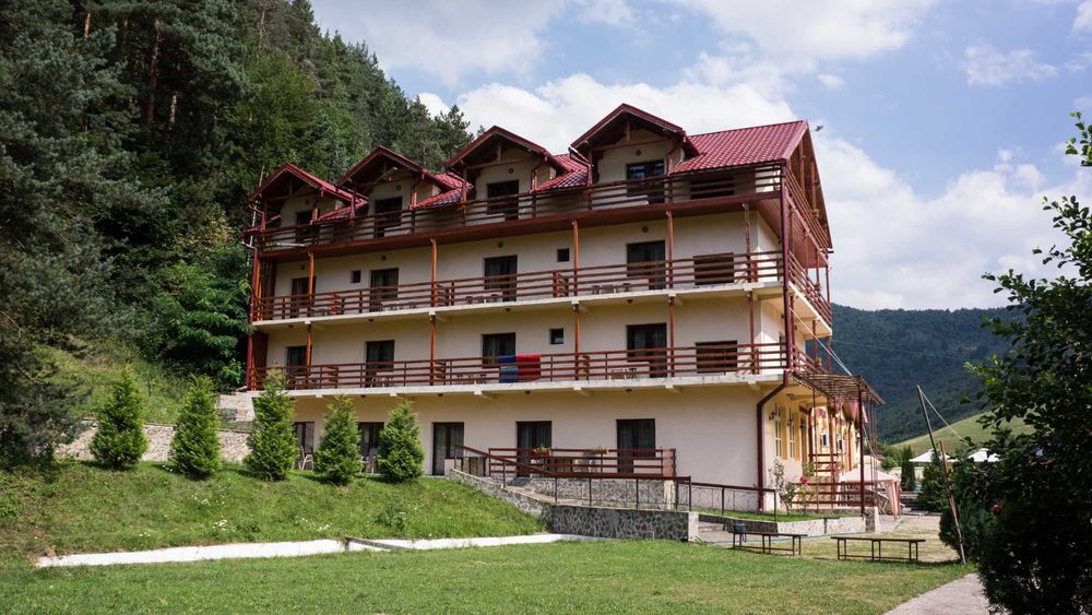 Proprietar Vand  Imobil/Pensiune/Hotel 33 camere, ideală pentru hotel, azil, clinică sau cantonamente – Sibiu, Rășinari Valea Stezii