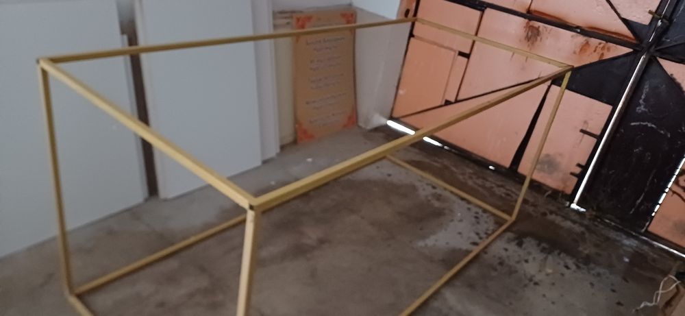 Торговое оборудование,вещалки,раздевалка.