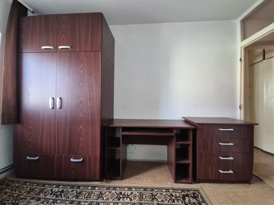 Vand 3 canapele + dulap , noptiera si birou plus cateva vesele masa mai vechi