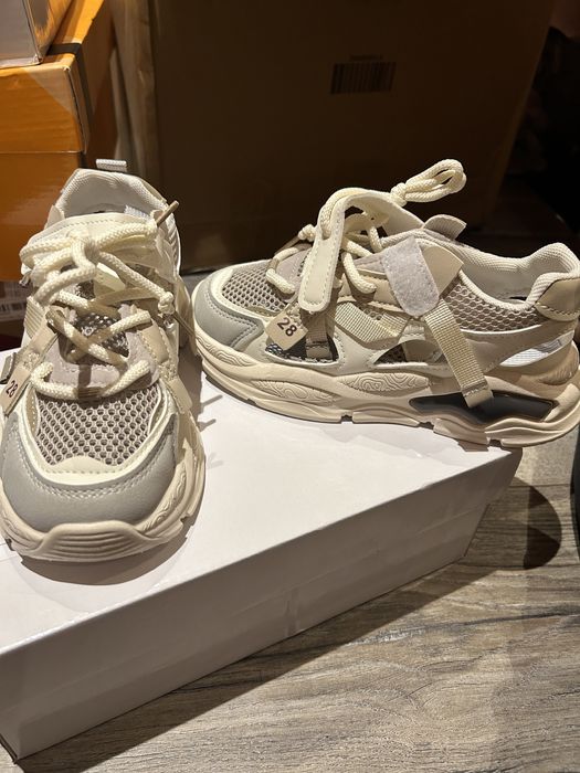 Обувки нови